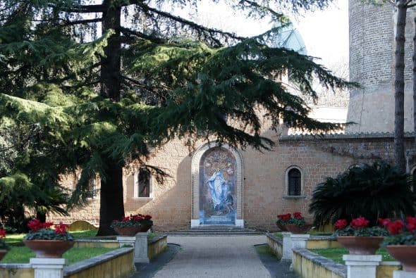 A pocos pasos de la Basílica de San Pedro, el monasterio ha albergado a monjas benedictinas, clarisas y de la Orden de la Visitación de Santa María, que se mudaron a otra parte en noviembre, cuando se iniciaron las obras de renovación.