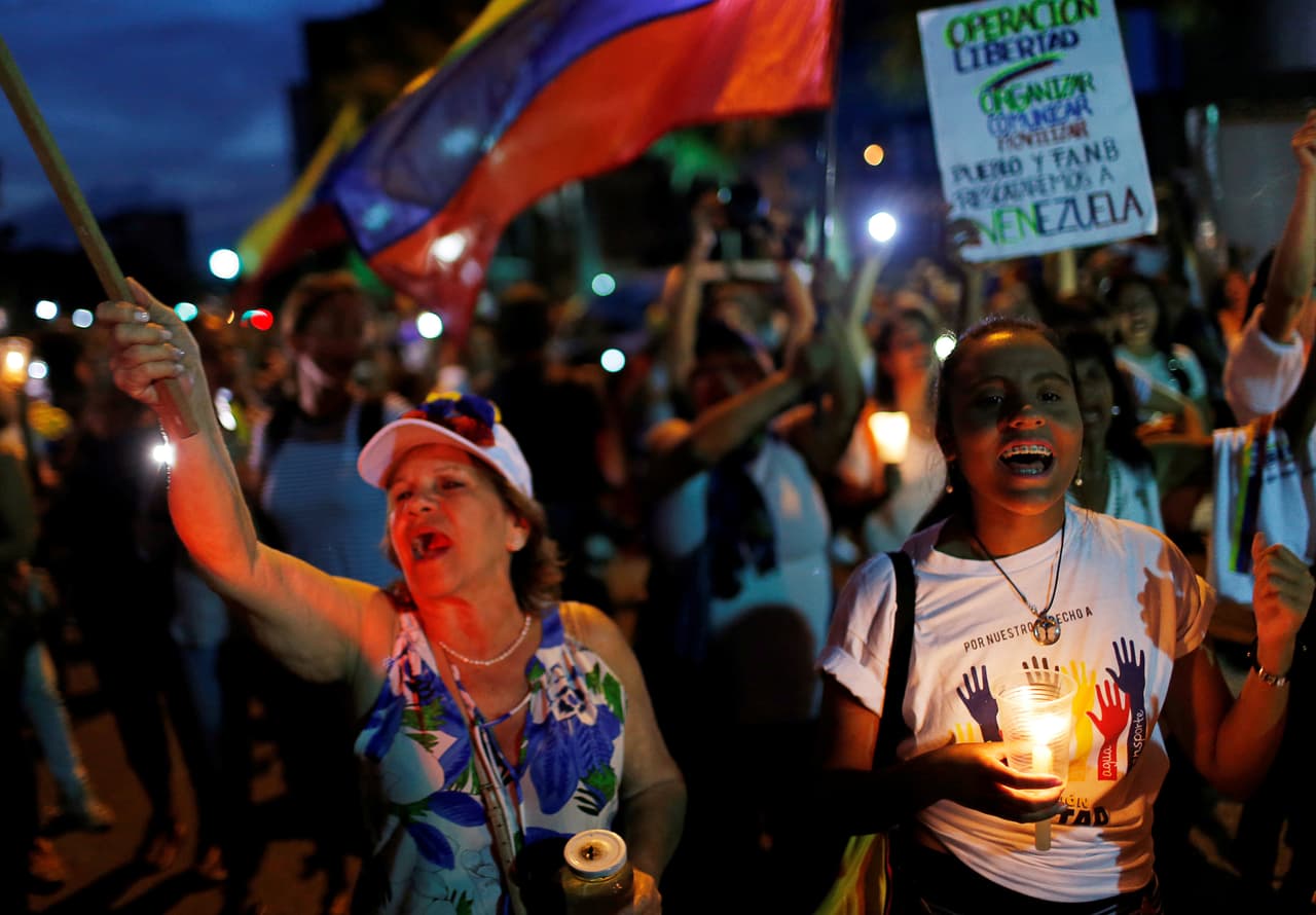 El líder de la oposición, Juan Guaidó, no pudo asistir debido a que se encontraba en reuniones de trabajo, dijo un representante a la multitud al final de la vigilia.
