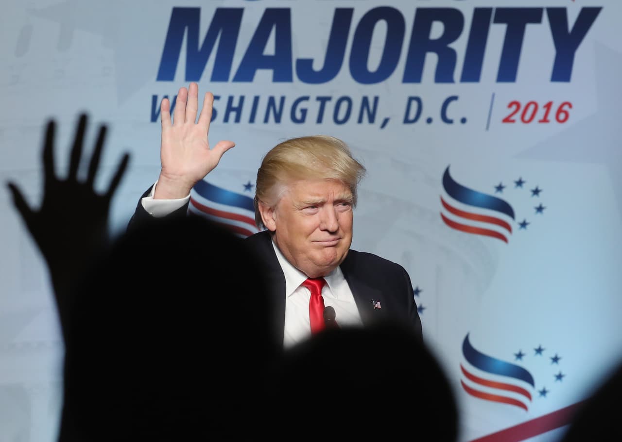 Tras el embate contra el juez "mexicano", Trump dice que "nadie debería ser juzgado por su raza"