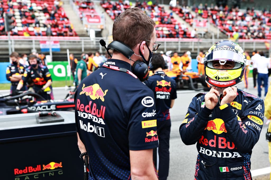 Lewis Hamilton se lleva el Gran Premio de España de la Formula 1. El piloto británico compartió el podio con Max Verstappen de Red Bull, quien cumplió su carrera número 100 y Valtteri Bottas de Mercedes Benz, quien quedó en tercera posición. El mexicano Sergio Pérez obtuvo la quinta posición.