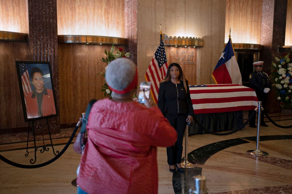 Otras decidieron inmortalizar en una imagen el momento histórico del cual formaron parte, al despedir a la congresista, que durante su larga carrera luchó por mejor calidad de vida para la comunidad negra y afroestadounidense en Estados Unidos.