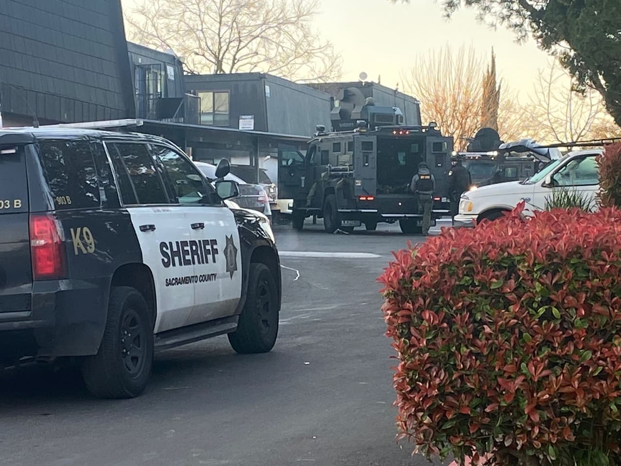 Sospechoso de violencia doméstica se atrinchera en apartamento en Carmichael