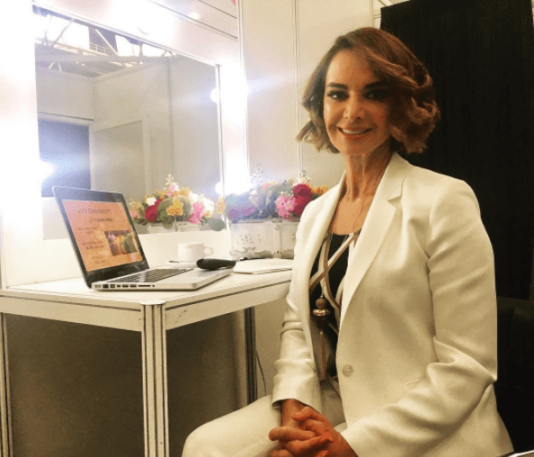 <b>“Por supuesto que sí", </b>declaró Lupita Jones. "Los requisitos del concurso son muy básicos. Debe haber ciertos límites de estatura, el rango de edad en el que debe participar, la preparación que estamos pidiendo para que pueda desenvolverse a nivel internacional en una competencia como esta”, añadió quien fuera 
<b><a href="https://www.univision.com/shows/primer-impacto/lupita-jones-celebra-25-anos-de-su-coronacion-como-miss-universo-y-habla-del-papel-de-alicia-machado-en-la-contienda-presidencial-video">coronada como Miss Universo 1991</a></b>.