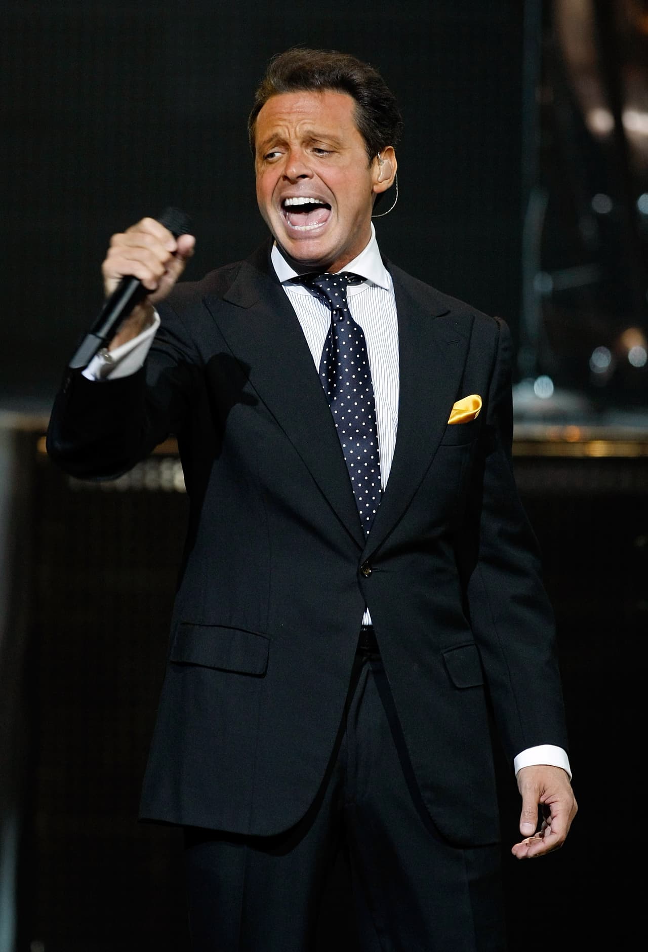 Pero si hay alguien con fama de mujerriego es Luis Miguel, que estuvo casado con Aracely Arámbula, pero su matrimonio solo duró cuatro años por los múltiples rumores de infidelidad del cantante.