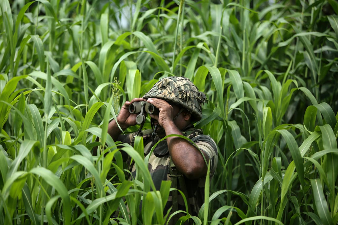 Un soldado de la Fuerza de Seguridad Fronteriza india cerca de la frontera entre este país y Pakistán, el 13 de agosto de 2019. La tensión por el control de Cachemira, de unos siete millones de habitantes, se aceleró cuando India anunció sus planes de incorporar la parte de ese territorio bajo su control, lo que generó las protestas.