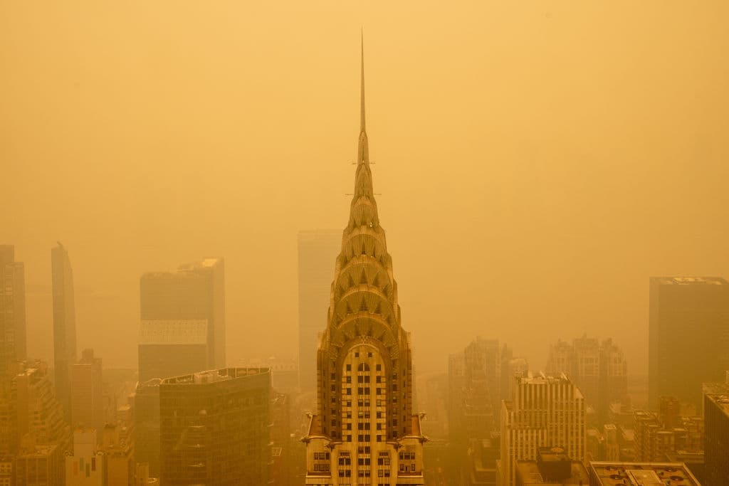 El humo cubre al edificio Chrisler en Nueva York, este miércoles 7 de junio de 2023.