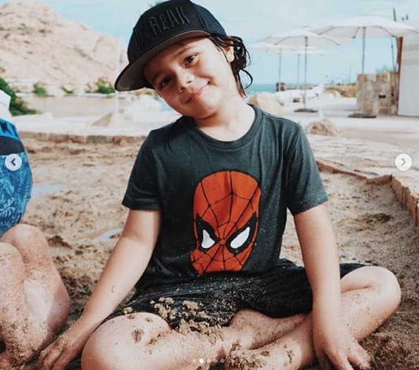 "Le diagnosticaron cáncer pediátrico antes de los dos años; ha estado en tratamiento durante más de tres años, ha estado en remisión, pero desafortunadamente tuvo una recaída y
<b> regresará al hospital </b>el lunes (9 de diciembre)", dijo Criss Angel. 
<br>