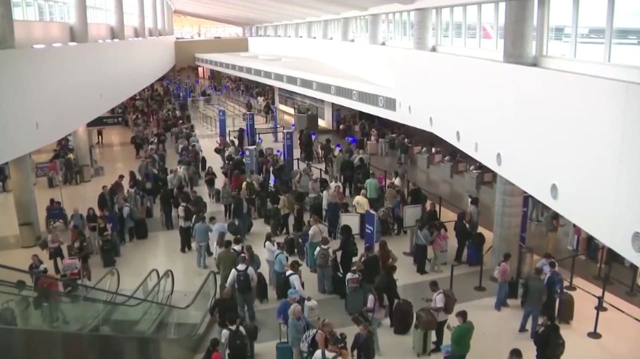 ¿Qué hacer ante los retrasos en aeropuertos de EEUU por cierre de gobierno? Experta responde
