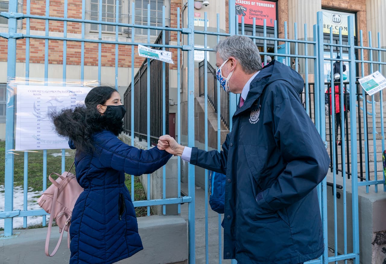Escuelas públicas de NYC estarán “totalmente abiertas” en septiembre, dice De Blasio