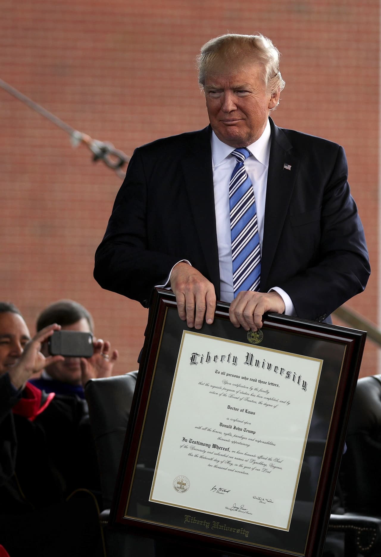 "Nada es más fácil o patético que ser crítico ... El futuro pertenece a los soñadores, no a los críticos", Donald Trump durante su discurso Liberty University.