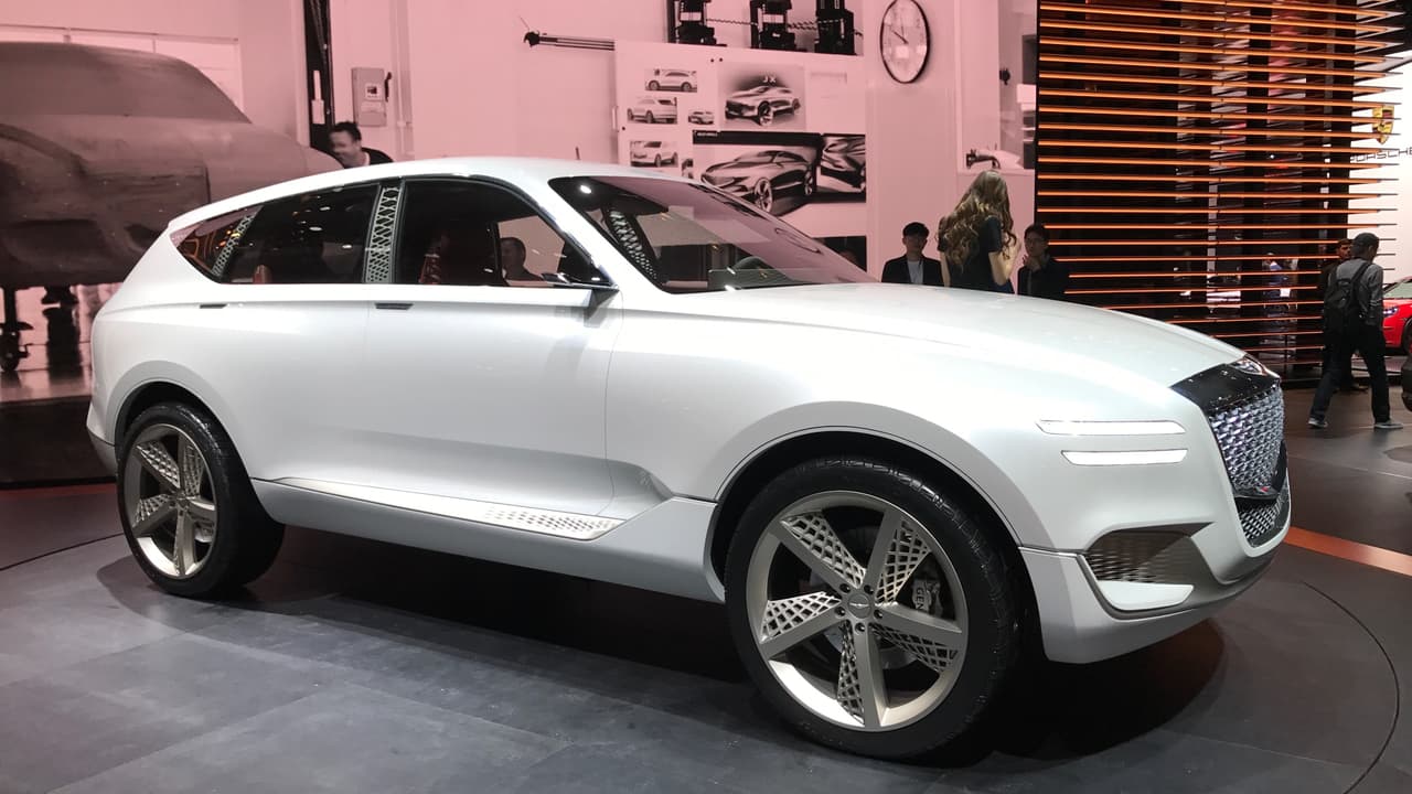 La 
<b>Genesis GV80 Fuel Cell Concept SUV</b> es uno de los pocos verdaderos autos conceptuales que fueron revelados en el Auto Show de Nueva York y presagia una próxima SUV de la marca de lujo de Hyundai, la cual a pesar de los traspiés sufridos después de su lanzamiento, sigue con la meta de convertirse en una línea completa de autos y SUVs de lujo cuando antes.