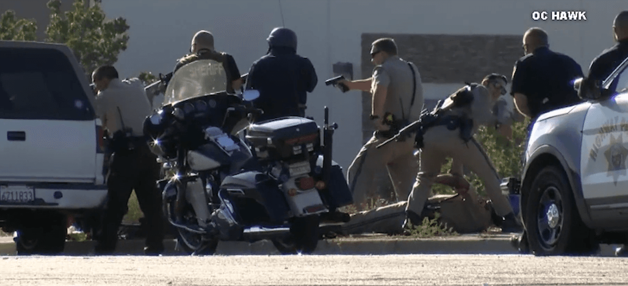 De acuerdo con el reporte el sospechoso portaba un arma automática de alto calibre y al ser abordado por Moye descargó su arma en contra del oficial.