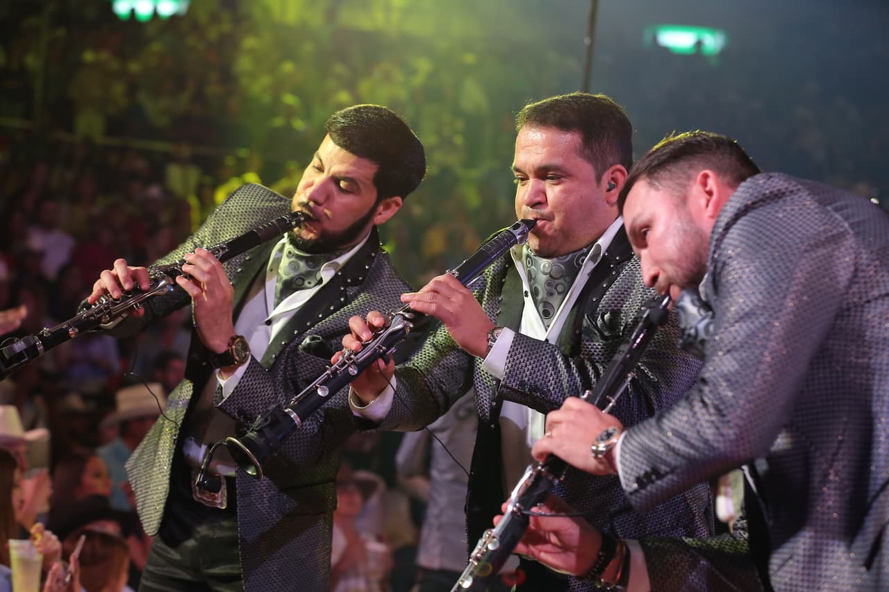 Los integrantes de Banda El Recodo que hacen sonar el clarinete.