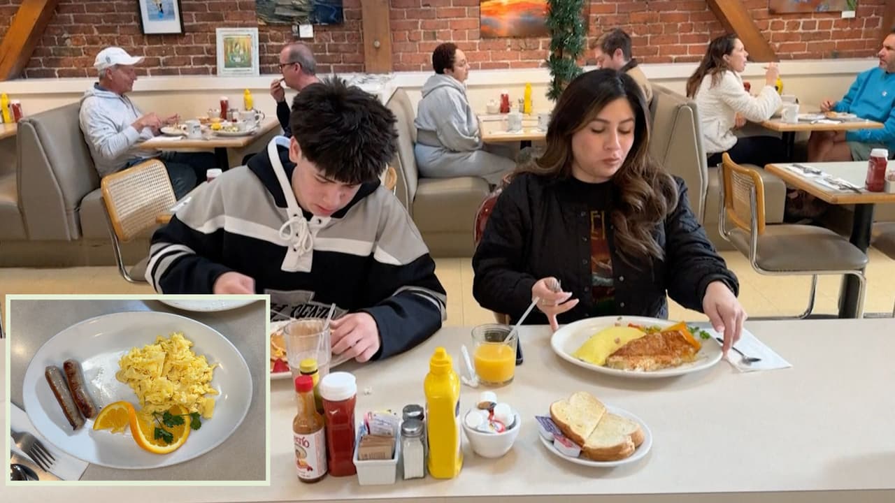 El aumento de precio del huevo ya lo están pagando los consumidores, con restaurantes añadiendo 
<b><a href="https://www.univision.com/noticias/estados-unidos/waffle-house-aumenta-precios-respuesta-alto-costo-huevos" target="_blank">"cargos extra"</a></b> a los platos que incluyen ese ingrediente.