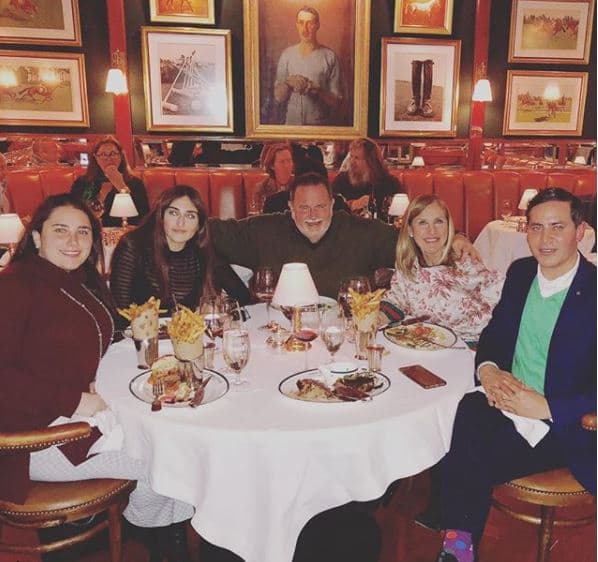 En Nueva York siempre va a Polo Bar acompañado de buenos amigos, su esposa y su querida hija.
<br>