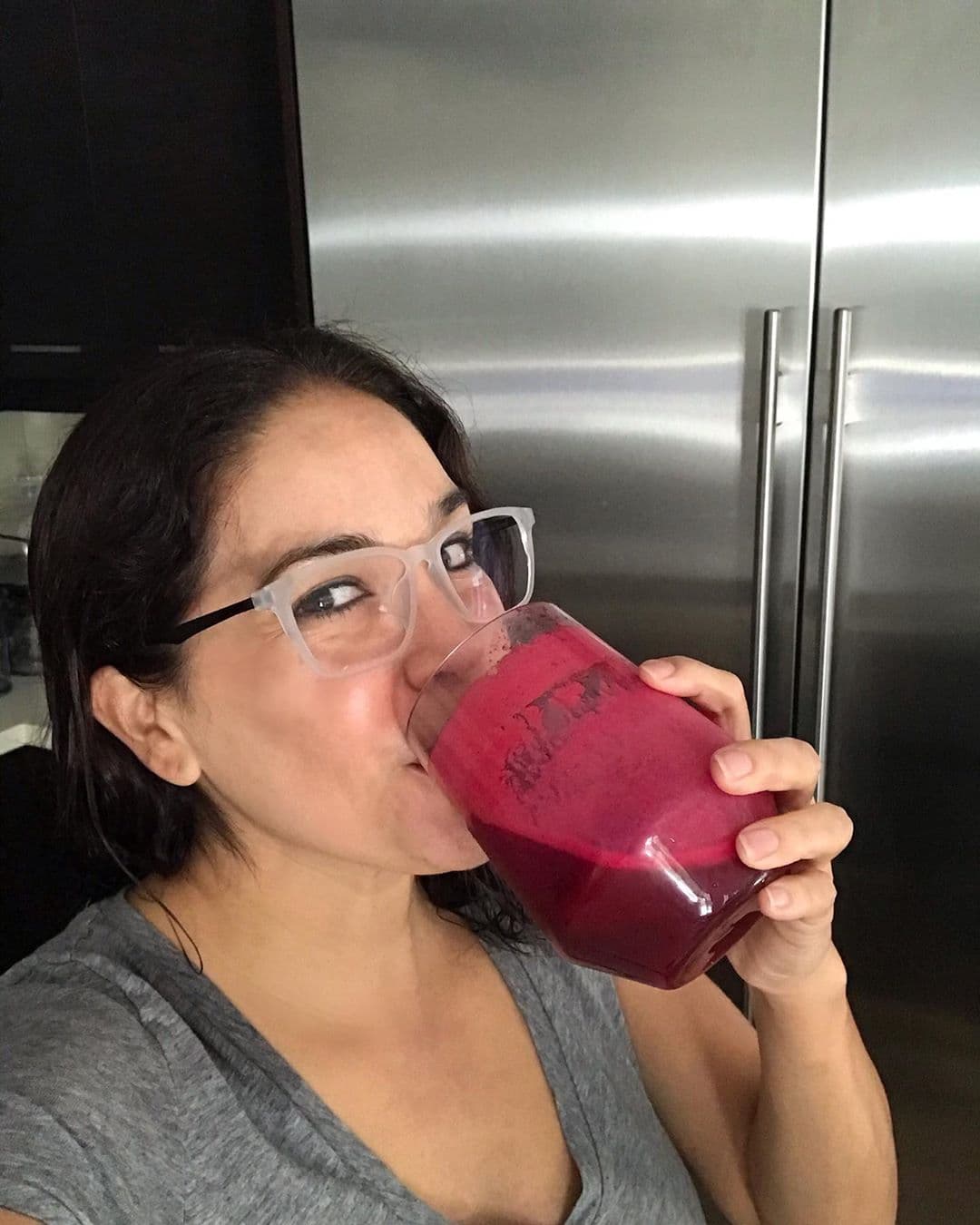 Karla Martínez inició el fin de semana muy activa en las plataformas digitales y con esta foto nos mostró cómo disfruta de sus bebidas saludables favoritas.