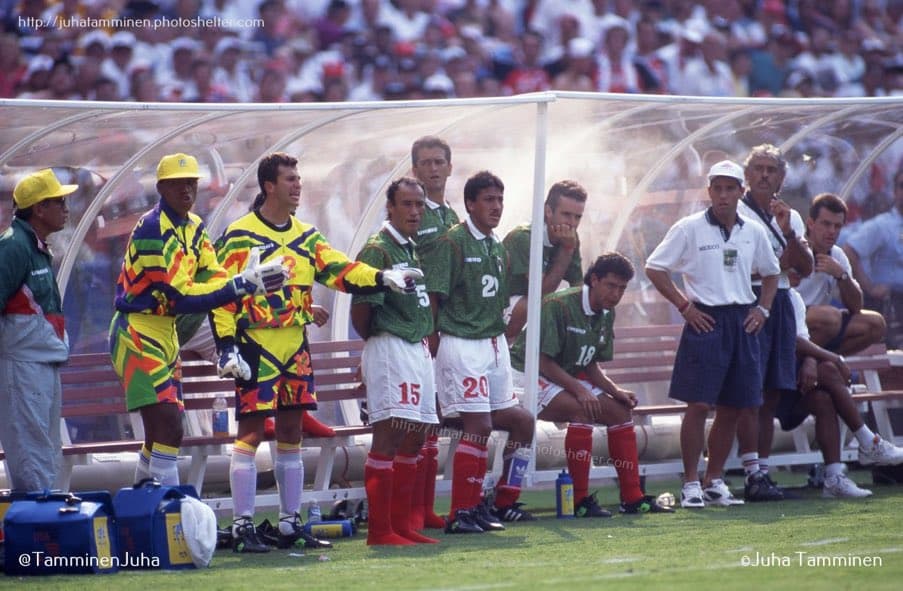 Adrián Chávez y Félix Fernández lucieron el colorido uniforme de Jorge Campos durante el primer partido de México en el Mundial USA 1994.