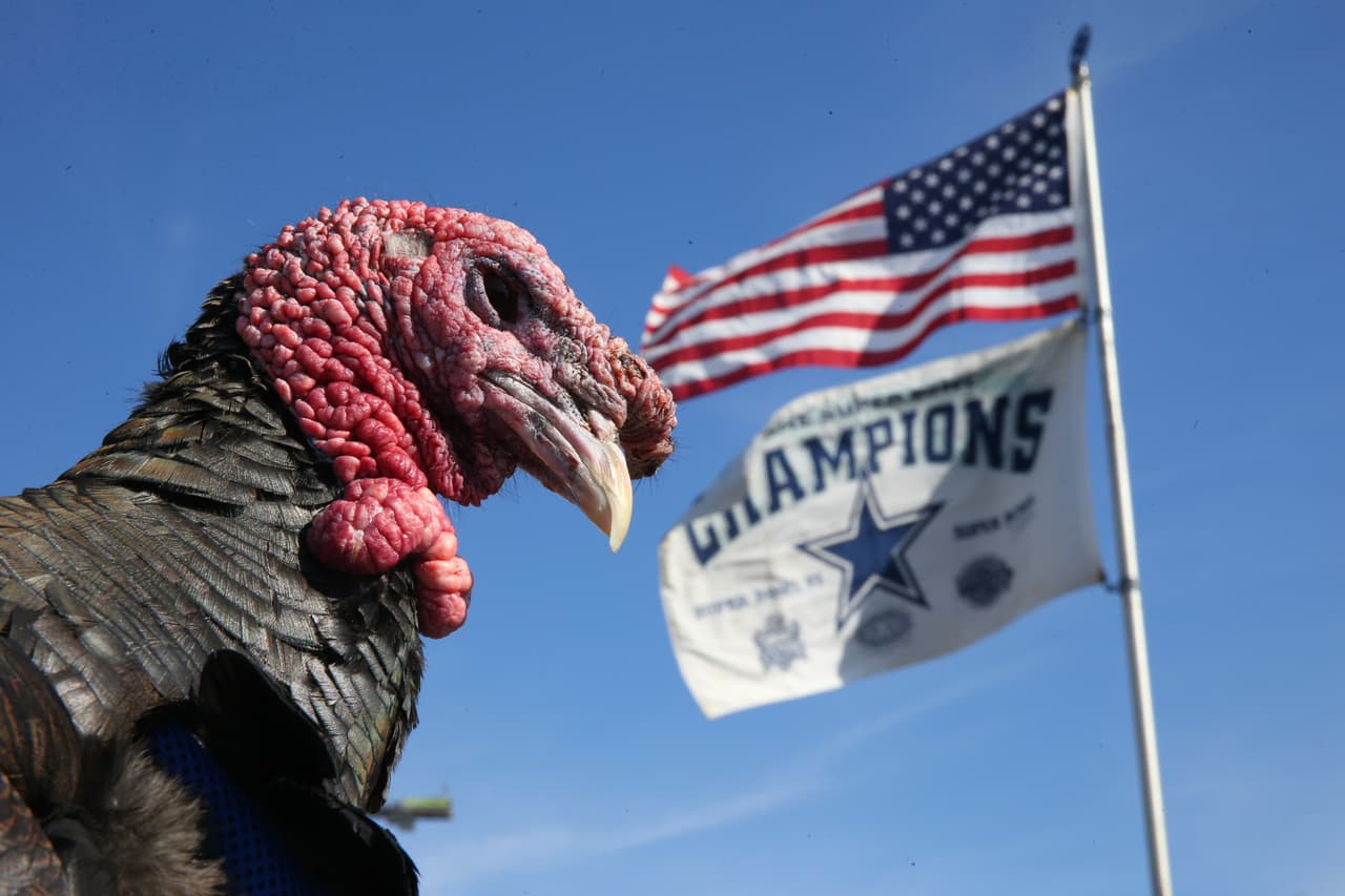 La tradición del Día de Acción de Gracias se mezcló con la fiesta del choque de Dallas Cowboys y Washington Redskins en la NFL, con mucho colorido en el AT&T Stadium en Arlington.