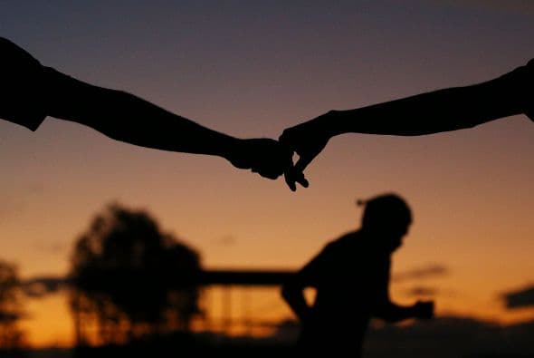 Futbolistas indígenas aprovechan para tomarse de las manos durante una sesión de entrenamiento en Australia.