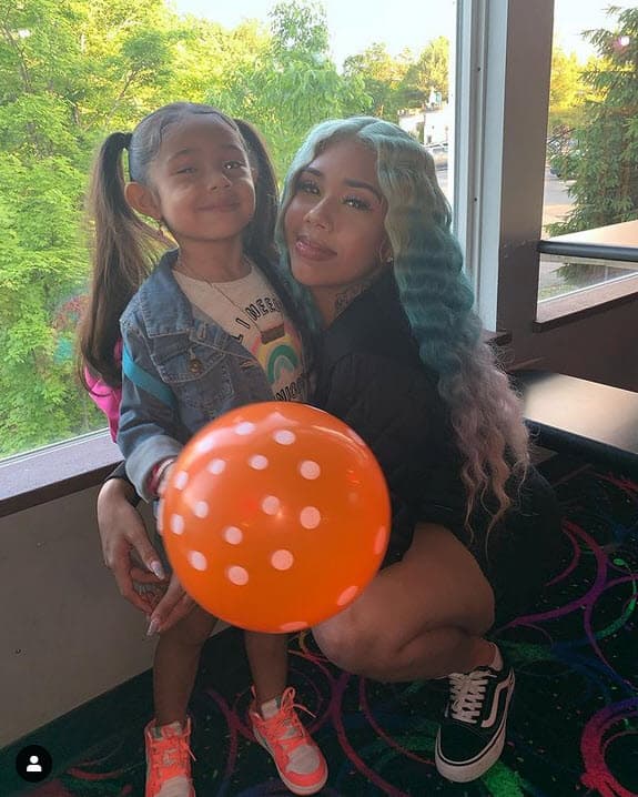 Sin embargo, Molina asegura que eso nunca sucedió, pues el famoso rapero tampoco la ha ayudado económicamente con los gastos de la niña.
<br>