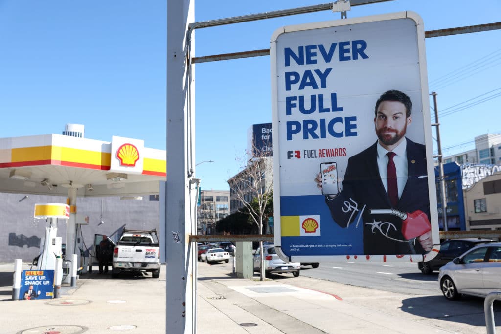 Casi 60.000 estaciones en todo el país, o aproximadamente 
<b>el 42%, han logrado mantener sus precios por debajo de los $4 el galón</b>, y alrededor de 9.000 de esas estaciones venden gasolina a menos de $3.75 el galón.