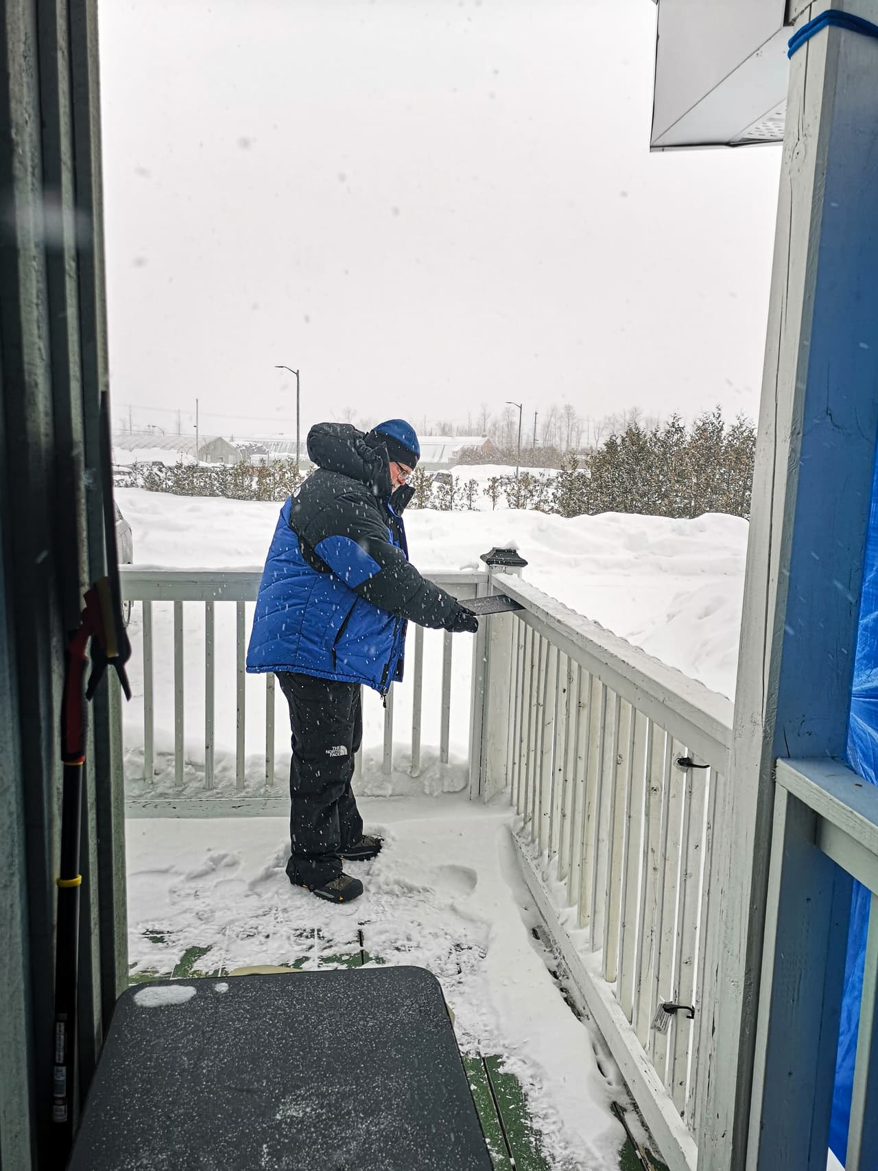 Esta fotografía muestra a Myhrvold en Timmins, atrapando copos de nieve en una pieza de espuma negra. Utiliza pequeños pinceles de acuarela para recoger los copos de nieve y llevarlos a su cámara-microscopio. Los pinceles se enfrían y gracias al aire frío y seco, se cargan con electricidad estática. Esto permite que los copos se muevan sin dañarlos.