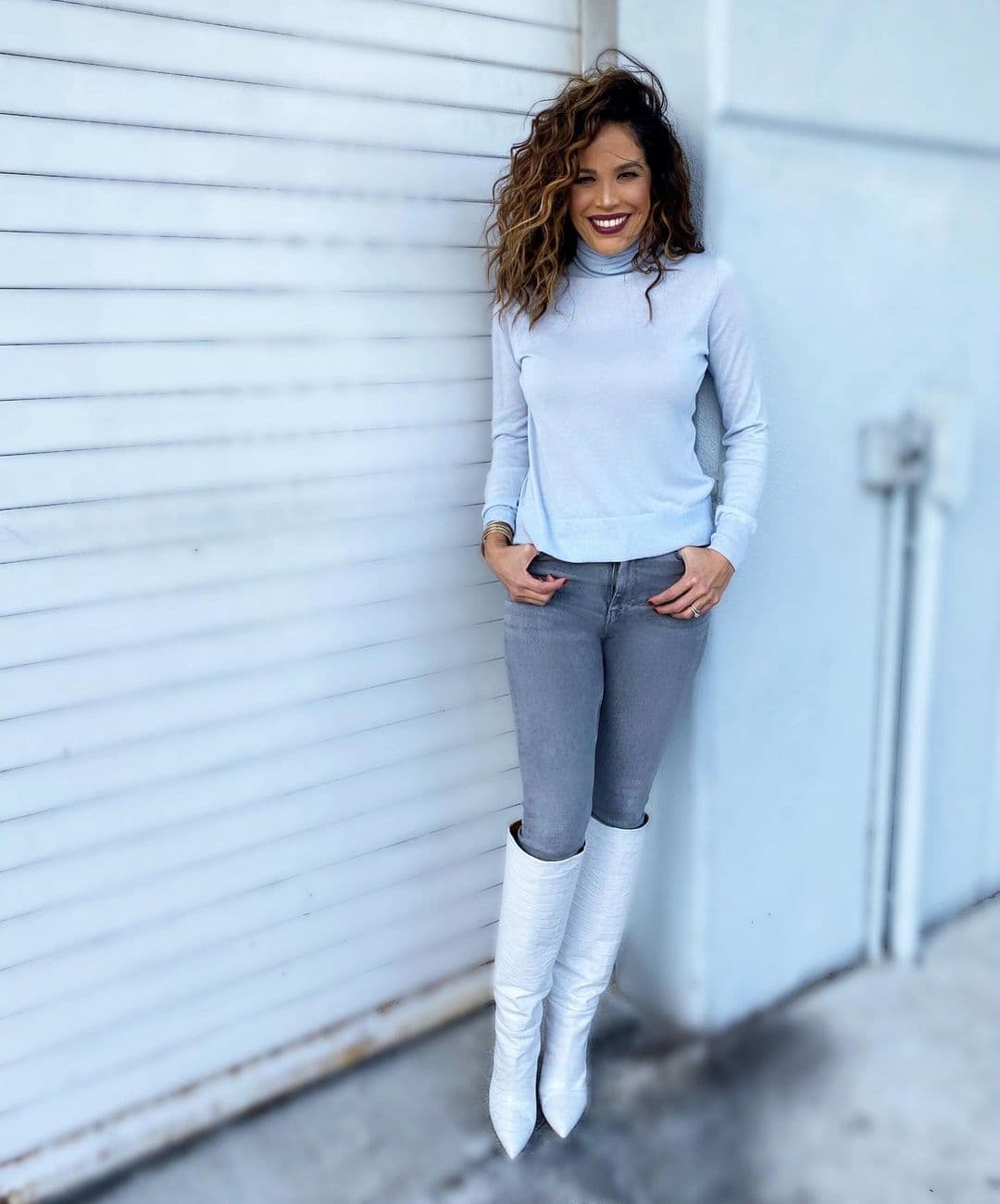 El pasado viernes, la conductora mexicana compartió esta fotografía presumiendo su cabellera ondulada para festejar el inicio del fin de semana también con un look casual. "Buen fin de semana amores. Disfruten, distráiganse y si quieren suéltense el pelo".