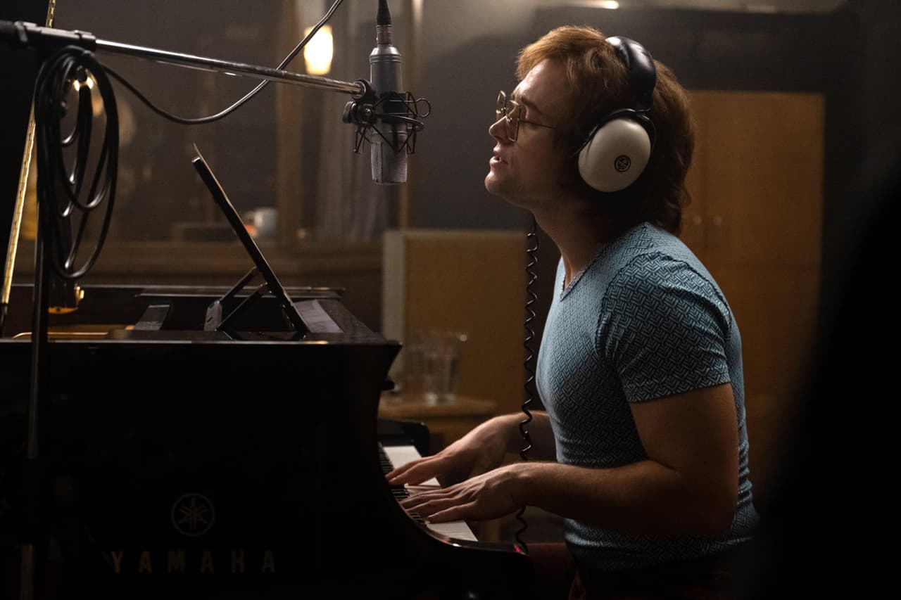 Taron Egerton como el compositor y pianista británico Elton John.