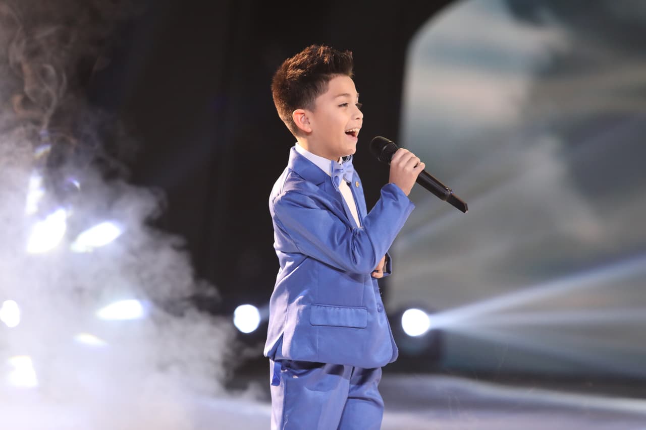 Aquí vemos a Joel durante su interpretación en el número grupal.