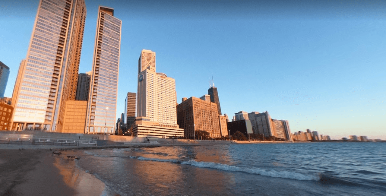 La playa de 
<b><a href="https://www.chicagoparkdistrict.com/parks-facilities/ohio-street-beach" target="_blank">Ohio Street</a></b> se posiciona como la tercera preferida en Chicago. La playa abre a las 11:00AM y cierra a las 7:00PM. Se caracteriza por tener aguas llanas. Puedes nadar 800 metros sin que estés en aguas muy profundas.