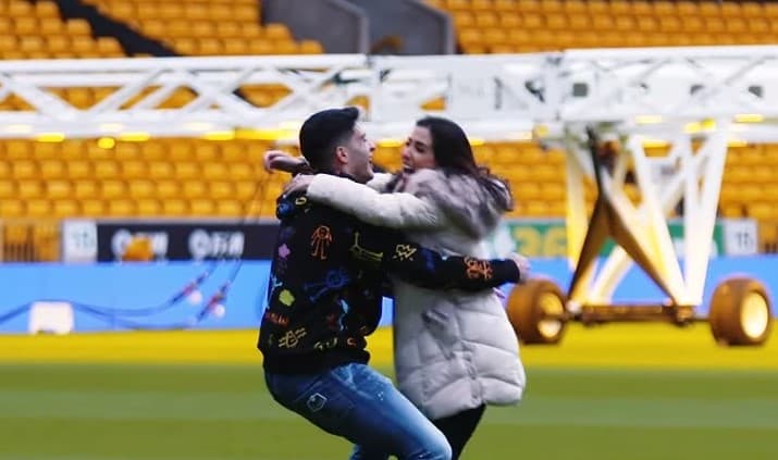 Raúl Jiménez se entera del sexo de su bebé en estadio de los Wolves