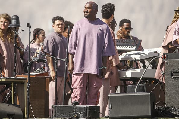 Gracias al éxito que tuvo Kanye West con su 
<a href="https://www.univision.com/famosos/kanye-west-quiere-hacer-negocios-con-sus-servicios-religiosos-pretende-lanzar-una-linea-de-ropa-y-accesorios-fotos" target="_blank">servicio dominical en domingo de Pascua</a> del pasado abril, en Coachella, donde colocó un stand con sudaderas, calcetines, chaquetas deportivas y otras vestimentas, ahora planea abrirse un nuevo nicho en esa área de negocio.