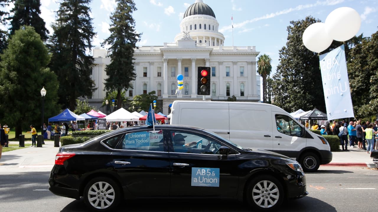 ¿A quién beneficia y a quién afecta?: el alcance de la nueva ley laboral de California más allá de Uber y Lyft