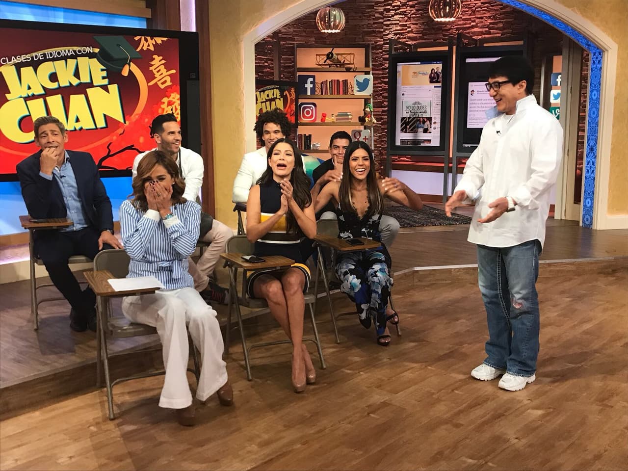 Karlita puso su mejor esfuerzo pero, ¿acaso Jackie Chan entendió lo que dijo?