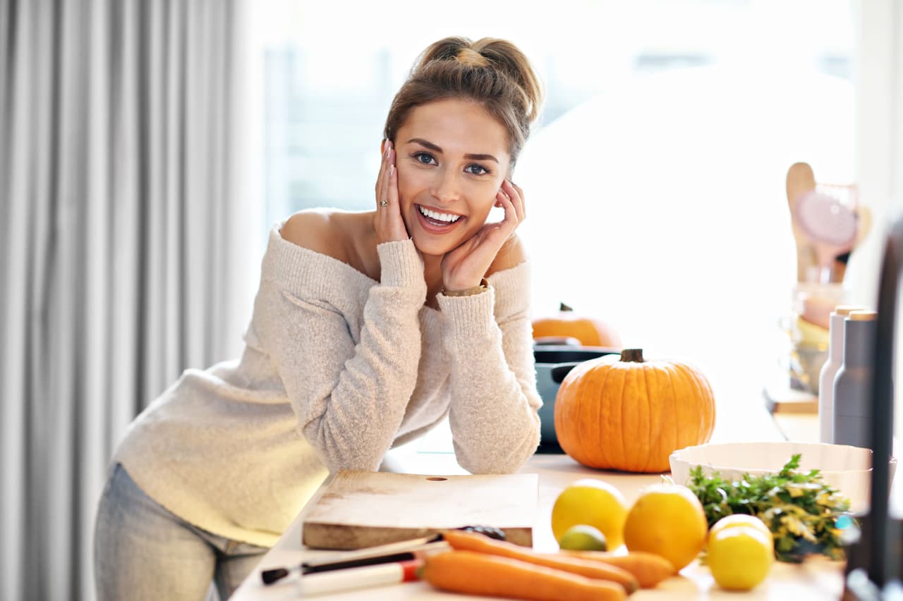 <b>Siempre ten una sonrisa. </b>En una simple sonrisa está el secreto del éxito de una buena anfitriona, pues con ella demostrarás que estás muy contenta con la compañía. En cambio, si estás molesta o no te muestras expresiva, causarás incomodidad en tus invitados y se irán antes de lo planeado.