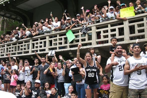 Photos: Spurs Championship Parade 2014 Barges