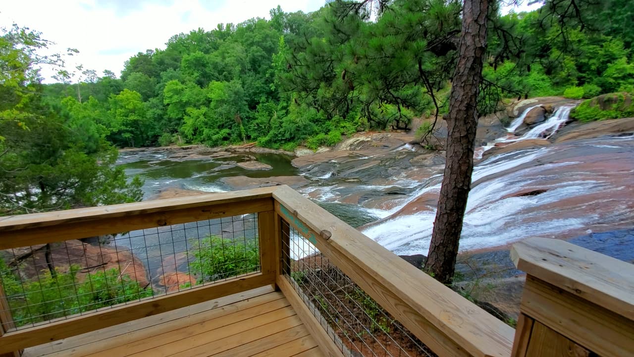 Este sendero es de los más pintorescos y podrás apreciar la caída de agua en todo su esplendor.