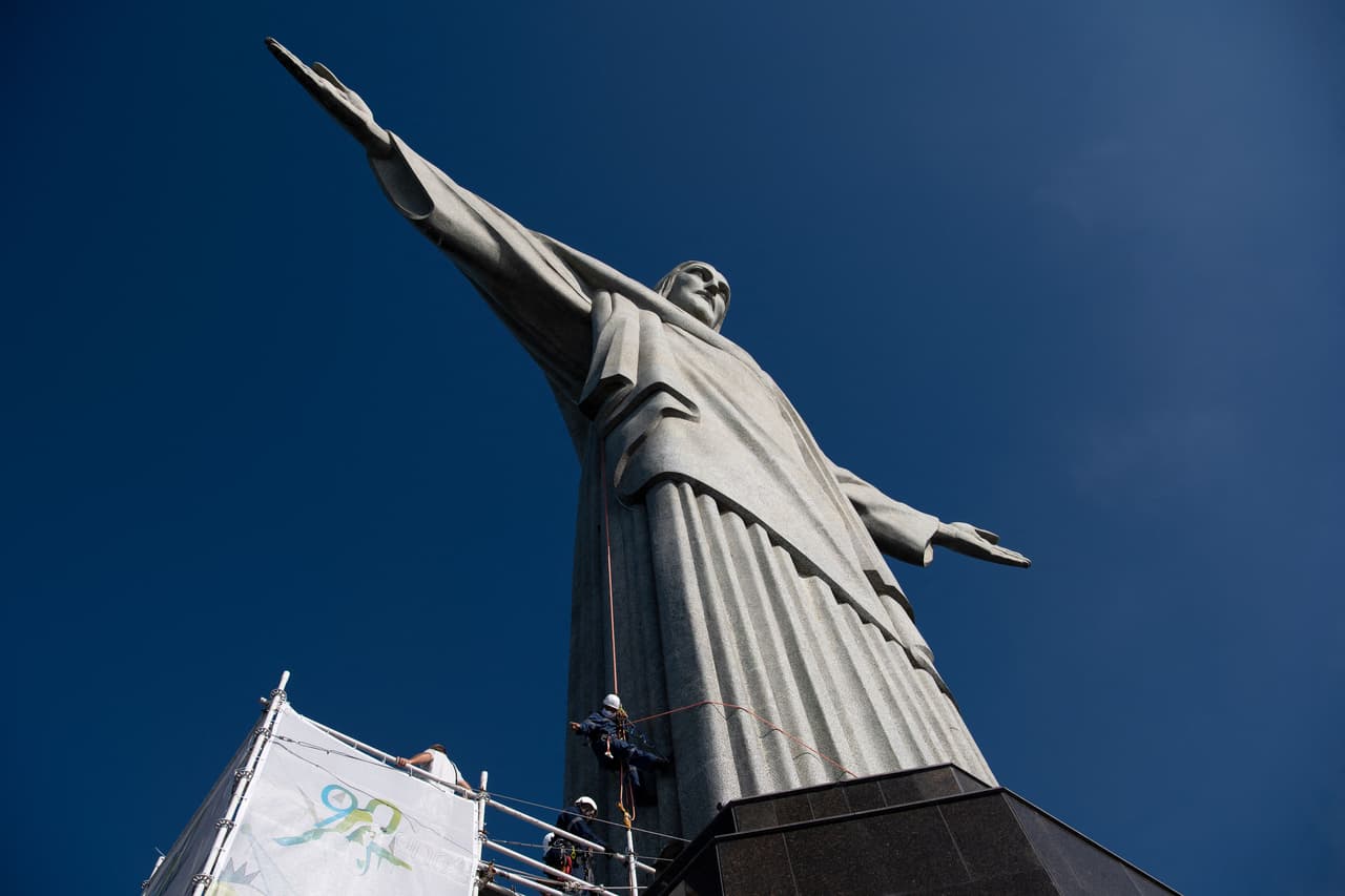 La estatua del Cristo Redentor es la tercera más alta en su tipo. Otra de Jesús en Buntu Burake, en Sulawesi, Indonesia, mide 52.55 metros de alto, incluyendo su pedestal. La otra gran estatua dentro del mundo cristiano es la del Cristo Rey de Swiebodzin, en Polonia, con 52.5 metros de altura, incluyendo su montículo. En el mundo hay estatuas más altas todavía, de Buda y varias de la Virgen María.