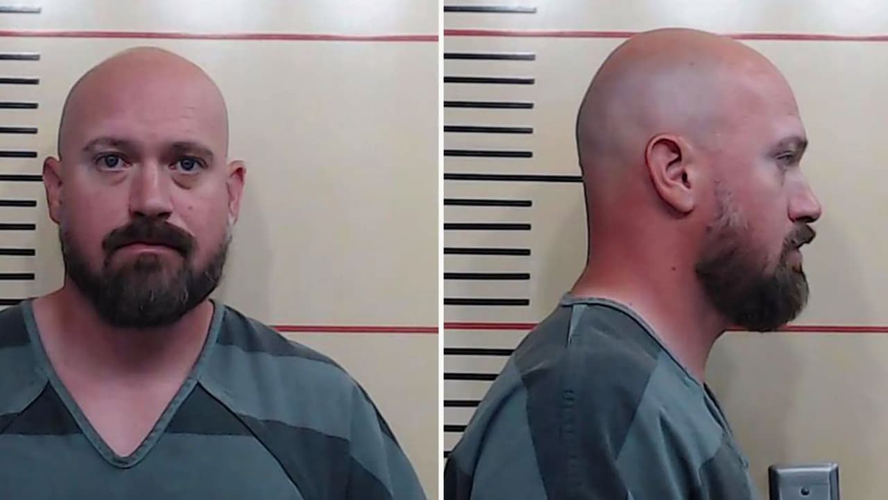 <h3 class="cms-H3-H3">Un caso que sigue abierto </h3>
<br>Justin Banta, de 38 años,
<b> fue arrestado el viernes 6 de junio y liberado ese mismo día tras pagar una fianza de $520,000</b>. Enfrenta
<b>el intento de homicidio capital</b> puede conllevar
<b>cadena perpetua o incluso la pena de muerte</b> si se agrava a homicidio capital consumado. El caso sigue activo y en espera de ser procesado. Hasta el momento,
<b>el Departamento de Justicia no ha emitido comentarios sobre la situación legal de su empleado.</b>