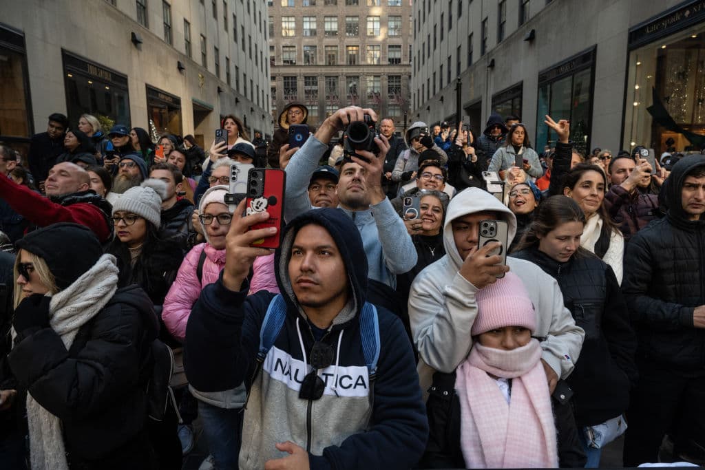 Decenas de personas intentaron captar el proceso del trasladado del pesado árbol, frente al cual se viven múltiples experiencias cada temporada.