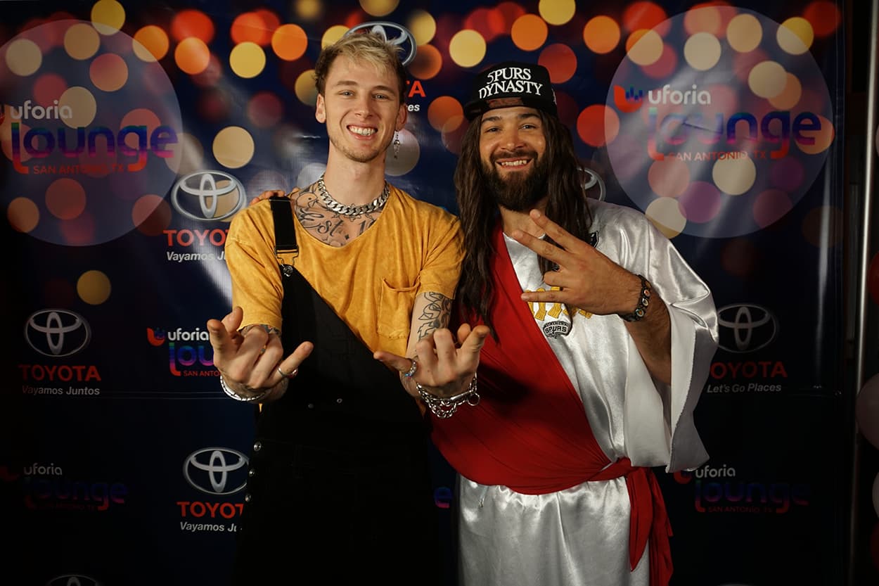 The music artist chilled and met with some of our lucky listeners inside the Uforia Lounge.