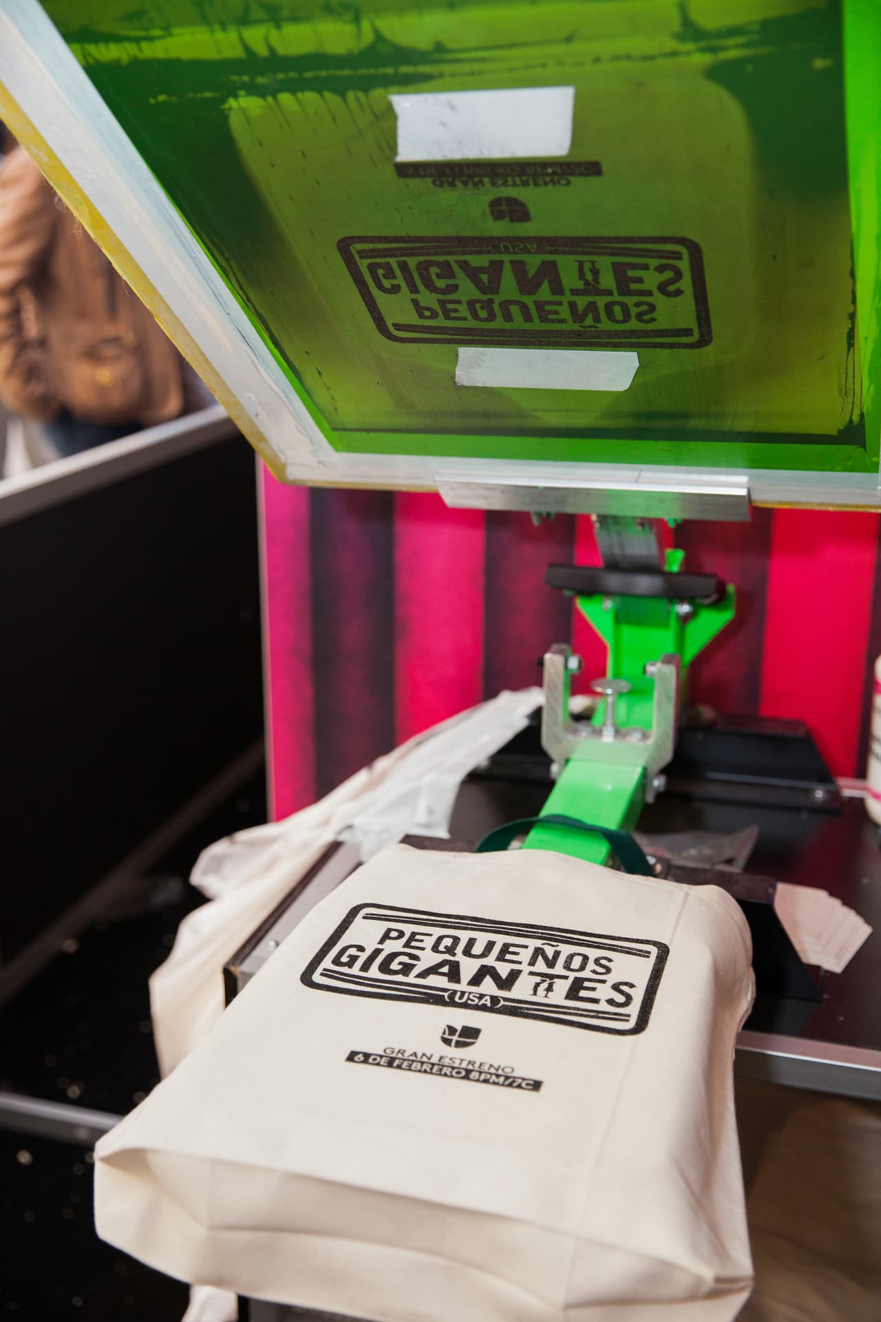 Los asistentes pudieron diseñar una bolsa.