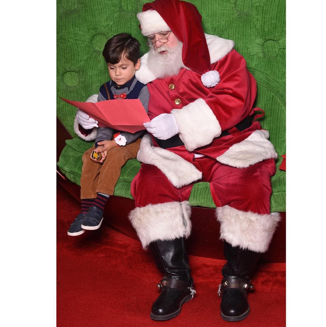A Bruce le encanta leer su lista de regalos junto a Santa.