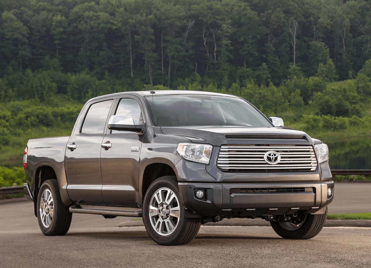 <b>2. Toyota Tundra</b>: La segunda generación de la Tundra es el modelo con que Toyota esperaba finalmente tomar una buena porción del mercado estadounidense de camionetas pickups cuando fue puesta a la disposición del público al inicio de 2007. Si bien los resultados no fueron los esperados, al menos a Toyota le queda el consuelo de que la Tundra mantiene su valor excepcionalmente bien. 
<br>
<br>Según el índice de precios en subasta de autos usados del último trimestre de 2016, compilado por KBB, la Toyota Tundra de los años 2013 al 2015 perdió en promedio un 8% de su valor o la cantidad de 1,082 dólares.
<br>
<br>En la imagen la
<b> Toyota Tundra 2013.</b>
<br>