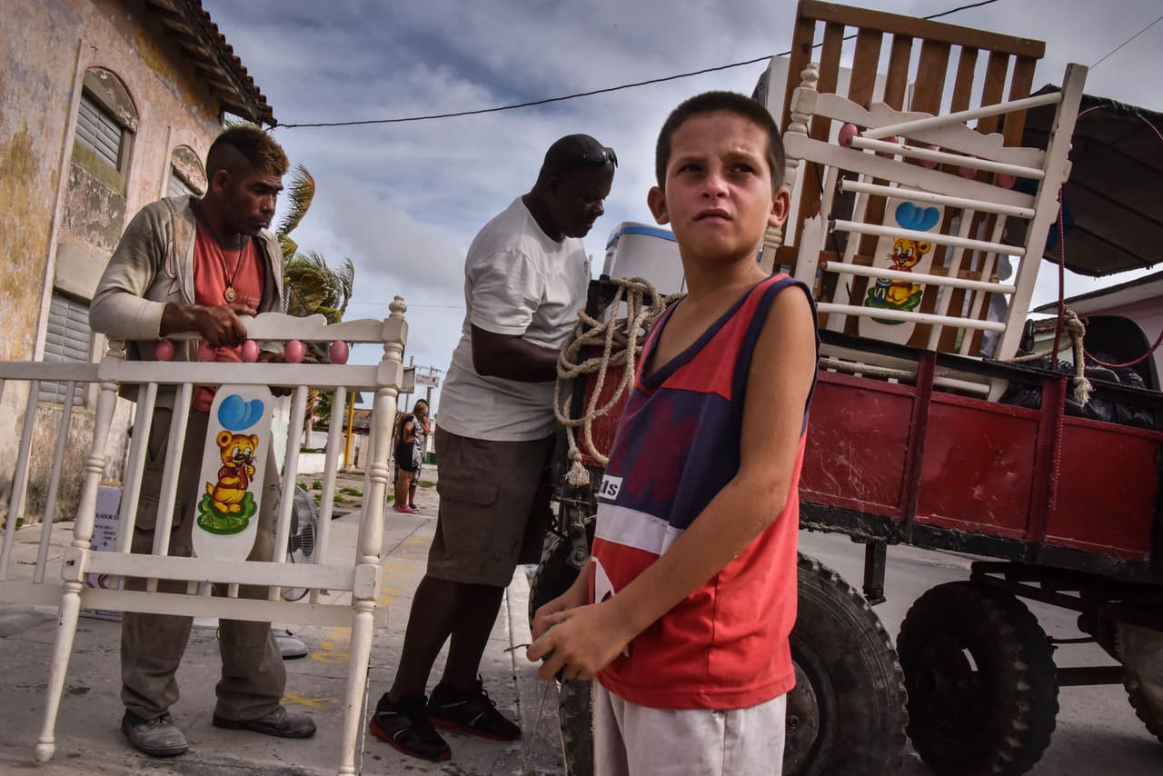 El viernes 8 de septiembre, el turno fue para Cuba. A lo largo del día, se vio a ciudadanos tratando de resguardar sus pertenencias bajo el aviso del inminente paso del huracán Irma. Las lluvias y vientos ascendentes empezaron a sentirse con fuerza en La Habana.