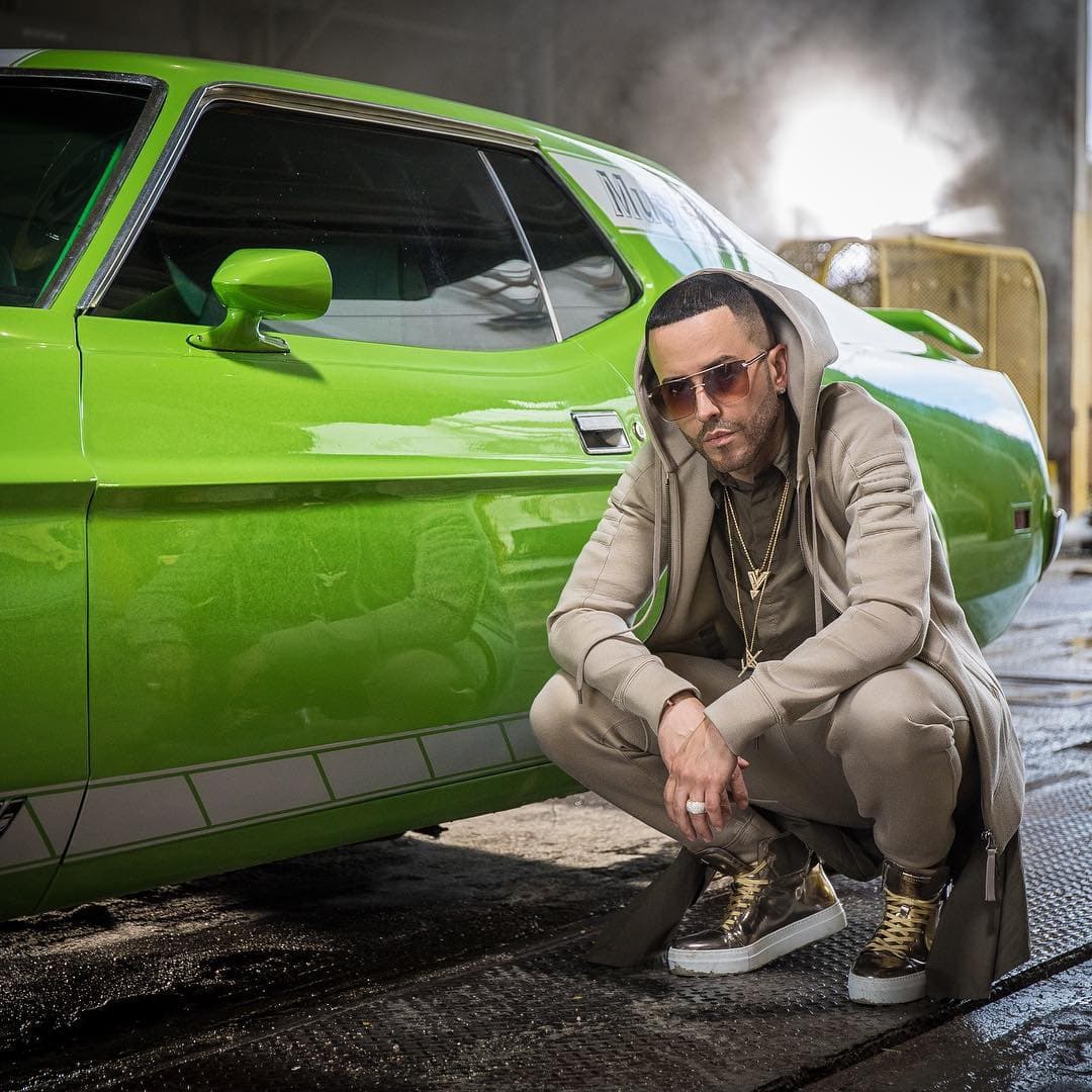 <b>Yandel también</b> coincide en el gusto por los autos: 'muscle cars', deportivos, siempre lo encontraremos en compañía de un gran coche, como este Ford Mustang de 1972.