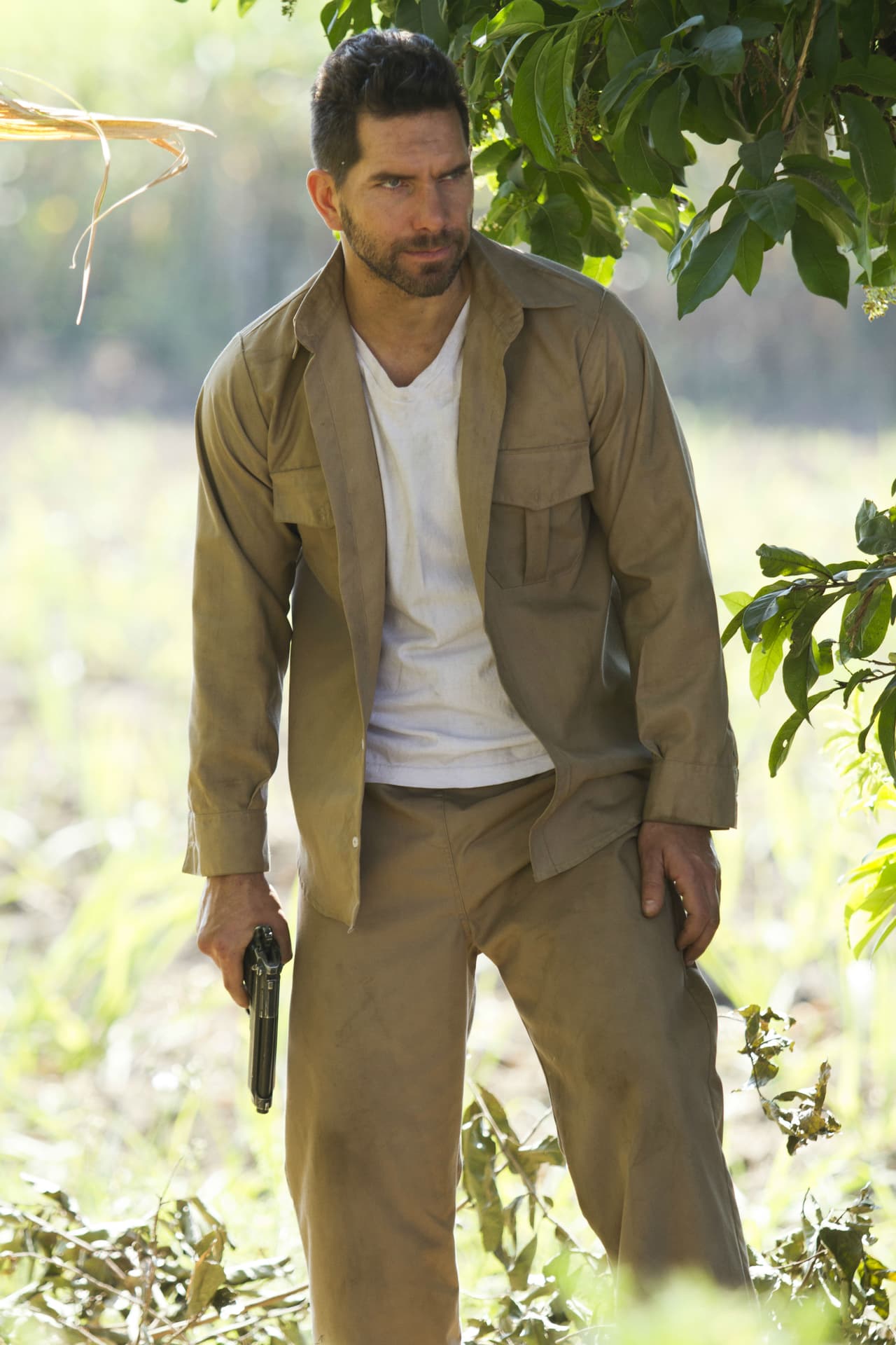 Por su parte, 
<b><a href="http://www.univision.com/series/la-piloto/la-piloto-john-salto-del-avion-de-la-dea-pero-dejo-a-oscar-en-un-enfrentamiento-con-dave-escena-del-dia-video">John estaba feliz por escapar de su extradición hacia los Estados Unidos</a></b>.