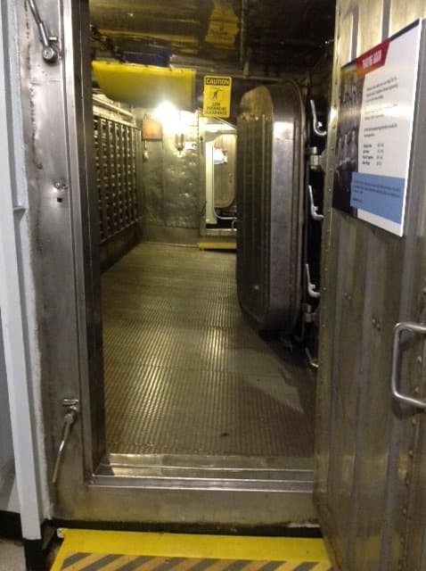 También ha habido avistamientos de otras apariciones en los pasillos, figuras sombrías que miran a través de los ojos de buey, escotillas y puertas que se abren y cierran por sí solas, sonidos de carreras e incluso objetos arrojados por el aire.
<br>
<br>
<b><a href="https://g.page/BattleshipNC?share">Cómo llegar</a></b>