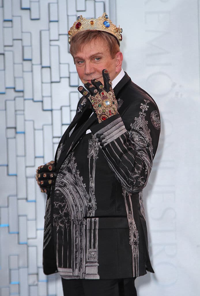 El capo de la moda Osmel Sousa nos confundió un poco con el gesto de su mano sumado a su mirada siempre perspicaz. Osmel 
<i>rockeó</i> sus guantes y corona como un rockstar en el PLN de 2015.