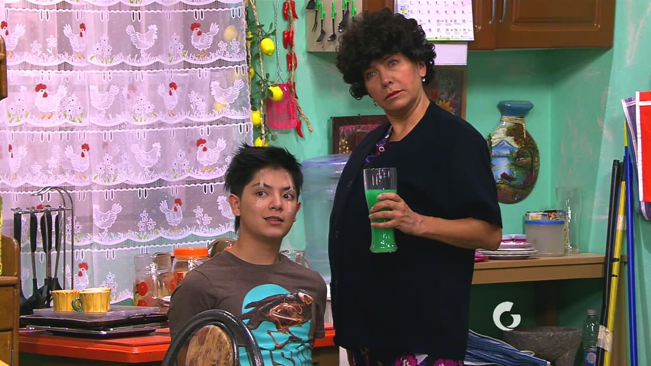 Preocupada por el bienestar de sus hijos, continúa con la sana tradición que sólo el 'Licuado de Papá Antonio' les puede dar.